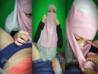 Istriku Nyepong Masih Kenakan Mukenah Bini Idaman