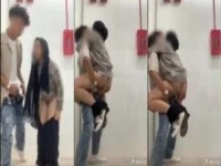 Ukhti Eksib Nyepong Ngewe di Pojokan Parkiran Mall