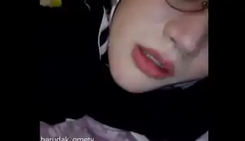 OmeTV Kacamata Sange Minta Crotin