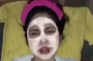 Ceweknya Lagi Maskeran Wajah Malah Kena Entot Pacar