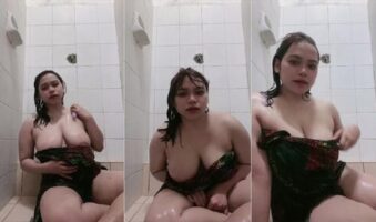 Icha Gemoy Bugil WC Mandi